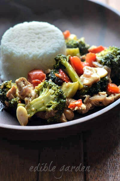 Stir fried chicken with broccoli and bell pepper Easy Chicken Broccoli Stir-Fry Recipe with Bell Pepper Stir fried chicken with broccoli and bell pepper
