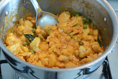 cauliflower green peas coconut curry recipe-11