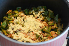 capsicum besan sabji, capsicum zunka recipe-7